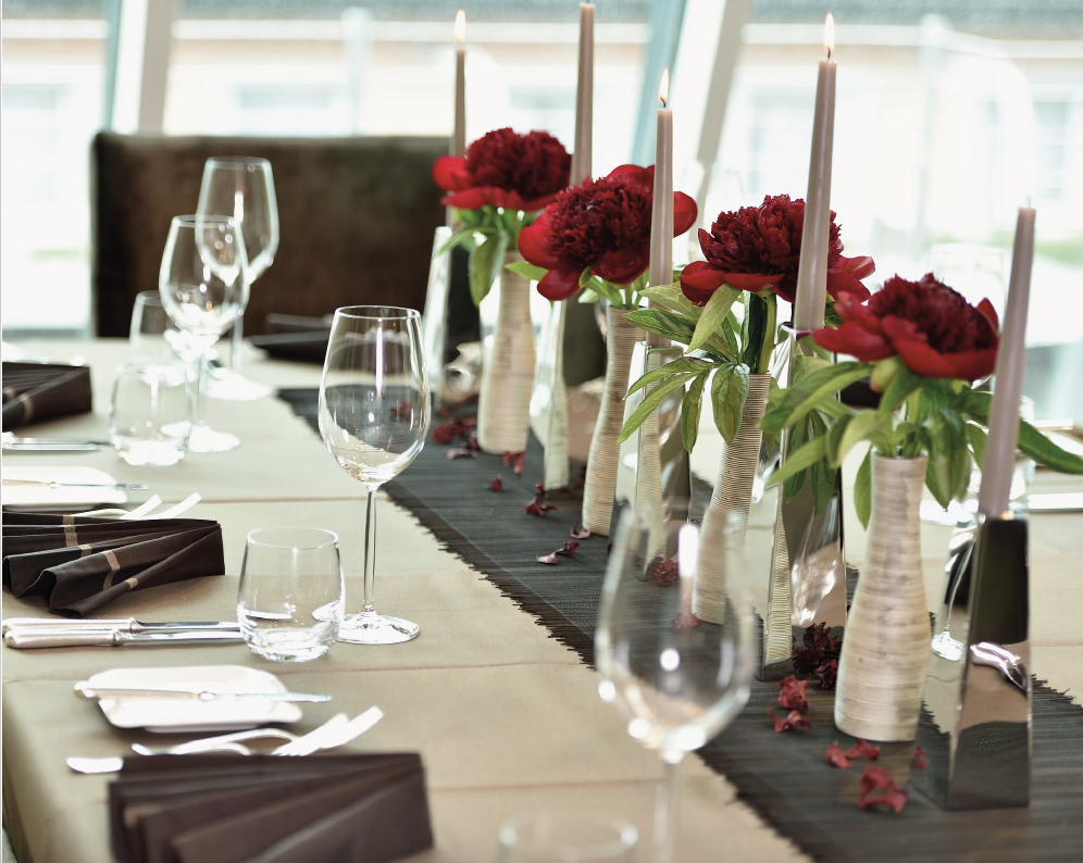Private Dining mit abgestimmter Tischdecke für Mitglieder im Wirtschaftsclub